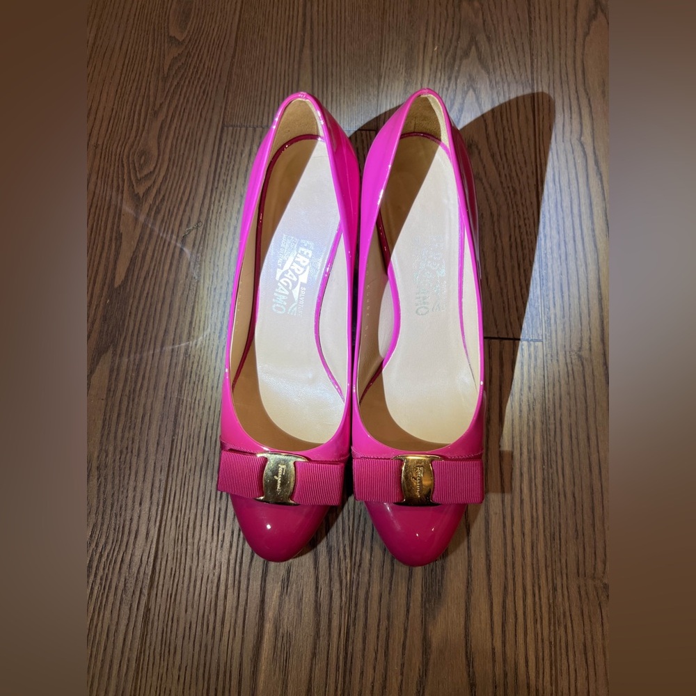 Salvatorre Ferragamo | Vara Bow Patent Leather Pumps | size 8 | Hot pink